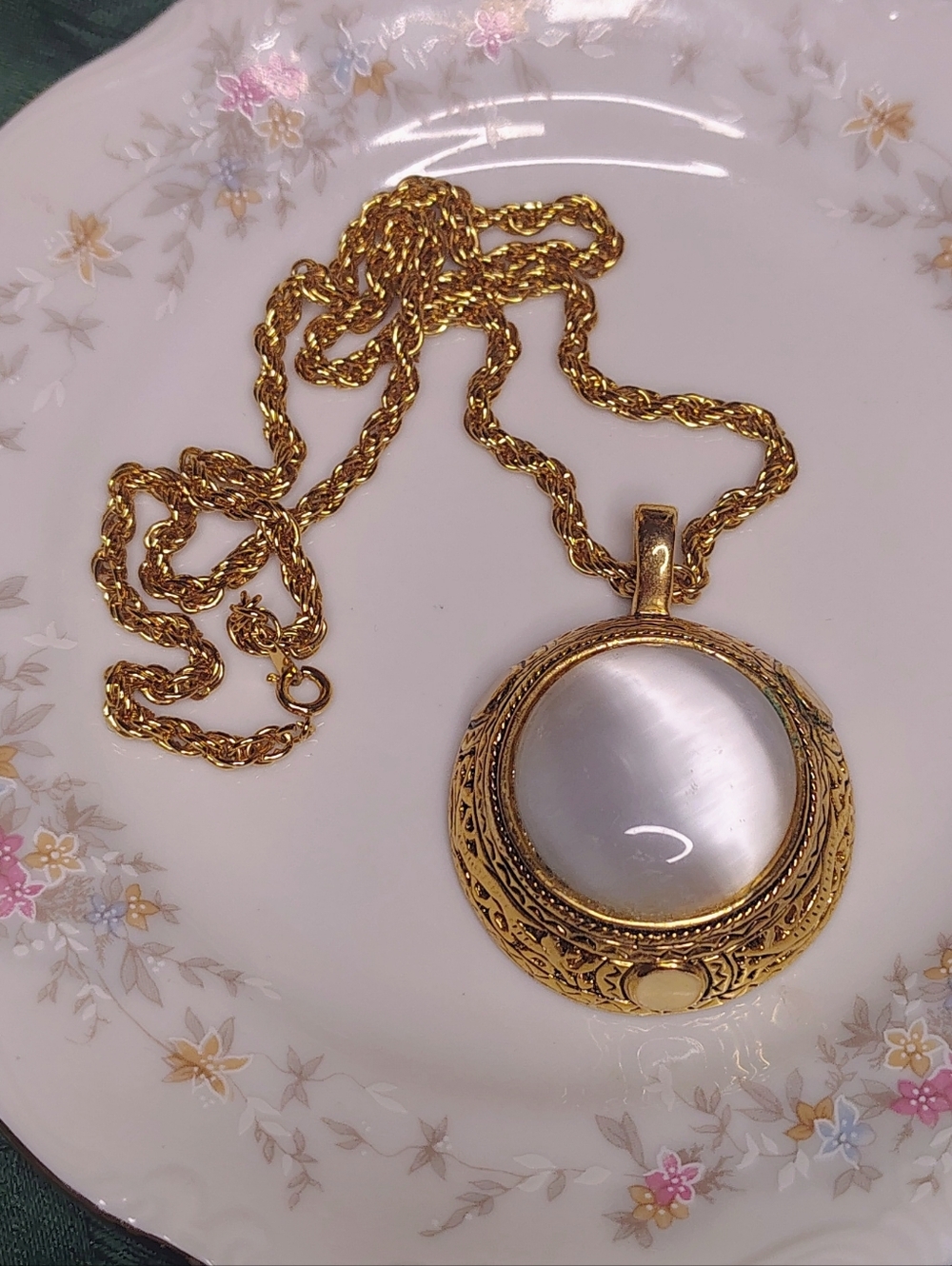 Vtg Large White Cat Eye Glass Pendant Necklace